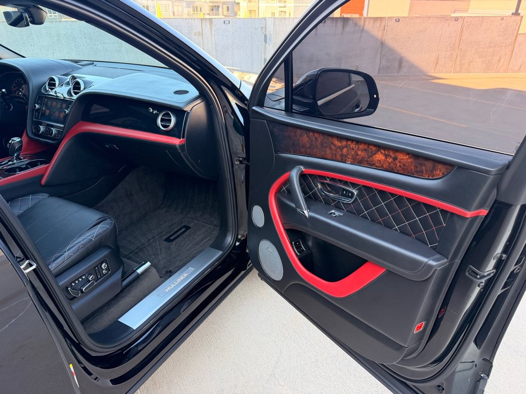Used 2018 Bentley Bentayga AWD/4WD image 20