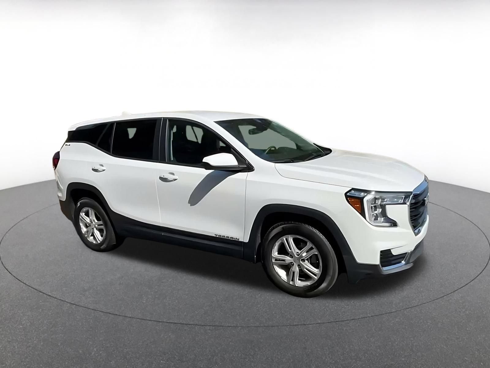 Used 2024 GMC Terrain SLE FWD image 2