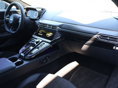 Used 2025 Aston Martin V8 Vantage Coupe RWD image 23