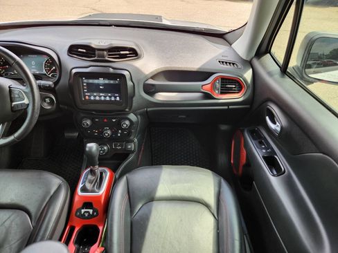 Used 2019 Jeep Renegade Trailhawk AWD/4WD image 17