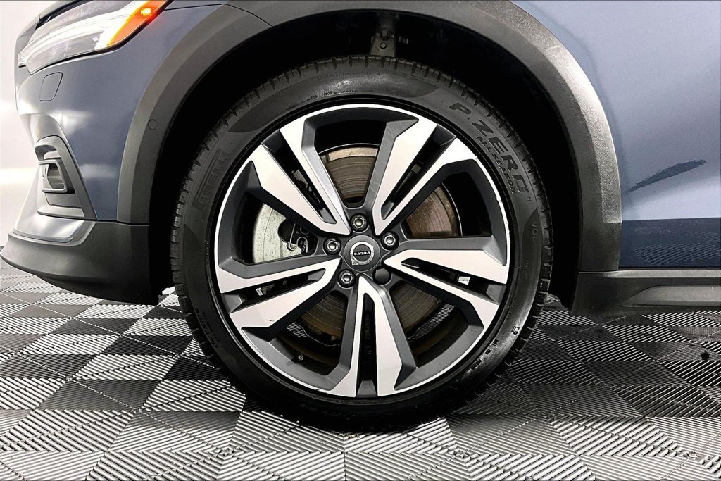 Used 2025 Volvo V60 B5 Cross Country Plus AWD/4WD image 8
