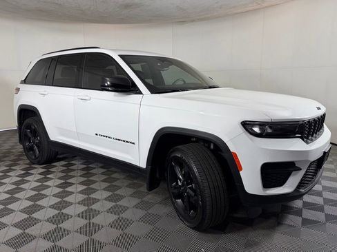 Used 2024 Jeep Grand Cherokee Altitude AWD/4WD image 4