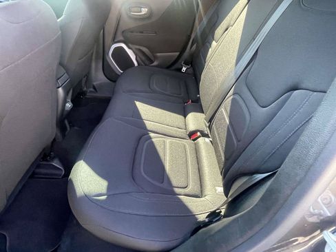 Used 2018 Jeep Renegade Latitude FWD image 12
