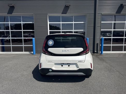 Used 2023 Kia Soul LX FWD image 3