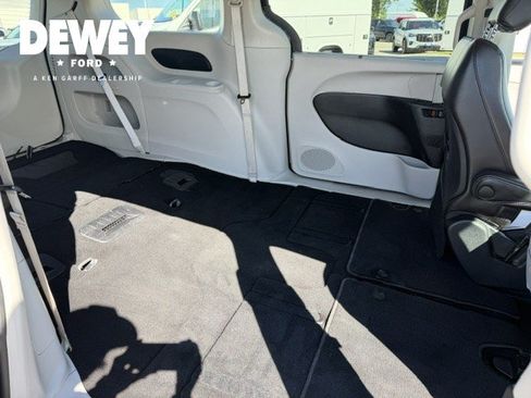 Used 2023 Chrysler Pacifica Touring-L FWD image 37