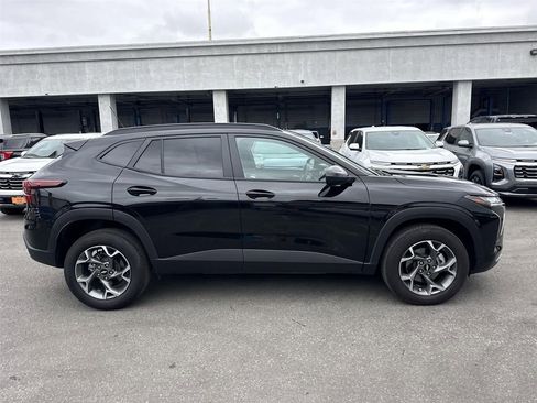 Used 2025 Chevrolet Trax LT FWD image 2