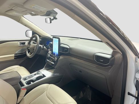 Used 2024 Ford Explorer Platinum w/ Technology Package AWD/4WD image 30