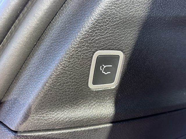 Used 2026 Chrysler Pacifica Limited FWD image 9