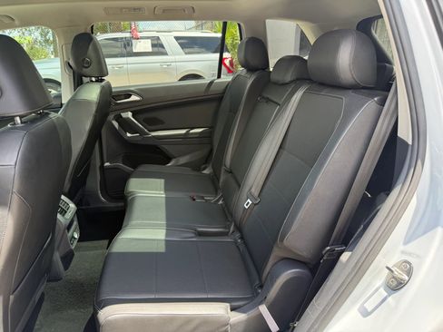 Used 2018 Volkswagen Tiguan SE w/ Panoramic Sunroof Package image 16