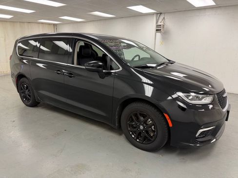 Used 2023 Chrysler Pacifica Touring-L FWD image 7