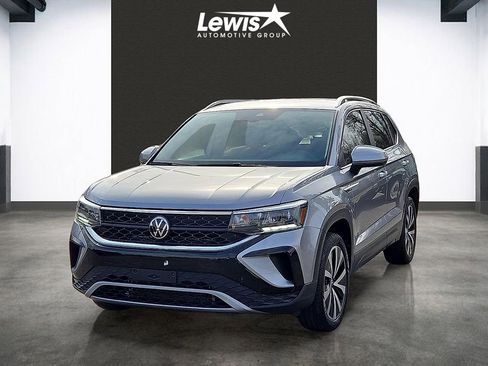 Used 2023 Volkswagen Taos SE FWD image 1
