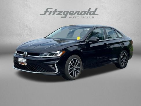 Used 2025 Volkswagen Jetta SE image 2