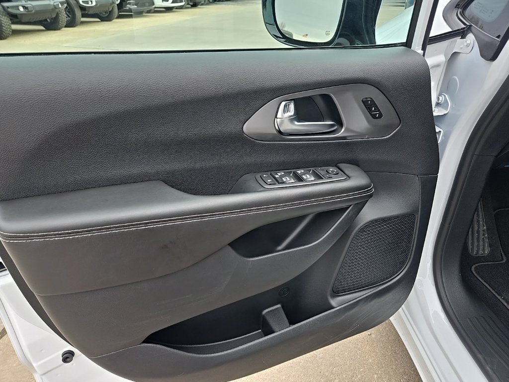 New 2026 Chrysler Pacifica Select w/ S Appearance Package FWD image 30