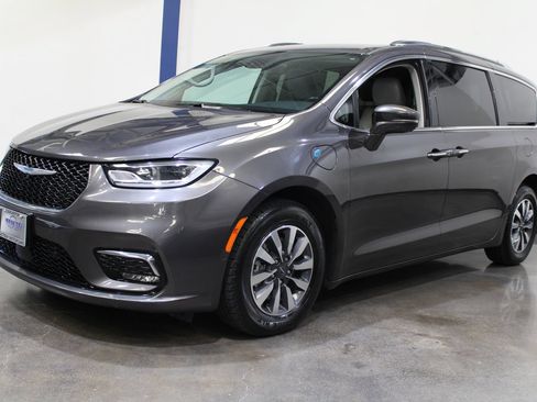 Used 2021 Chrysler Pacifica Touring-L FWD image 6