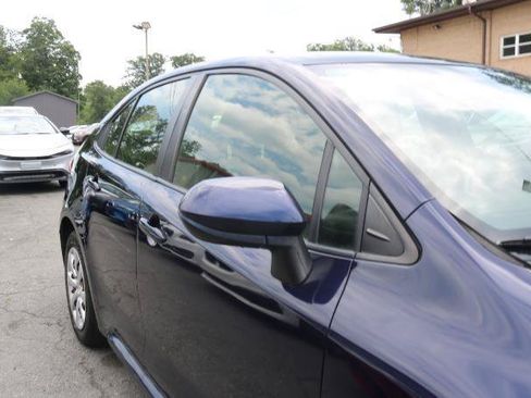 Used 2020 Toyota Corolla LE FWD image 3