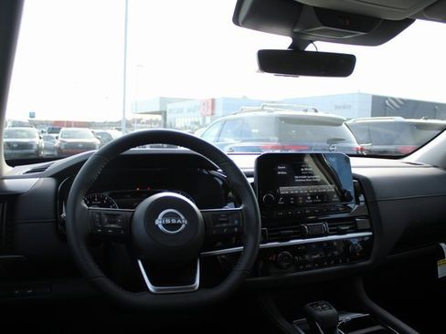 New 2025 Nissan Pathfinder SL image 6