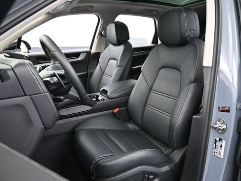 Certified 2025 Porsche Cayenne Turbo AWD/4WD image 5