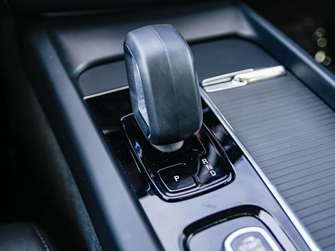 Used 2025 Volvo XC60 B5 Core image 25