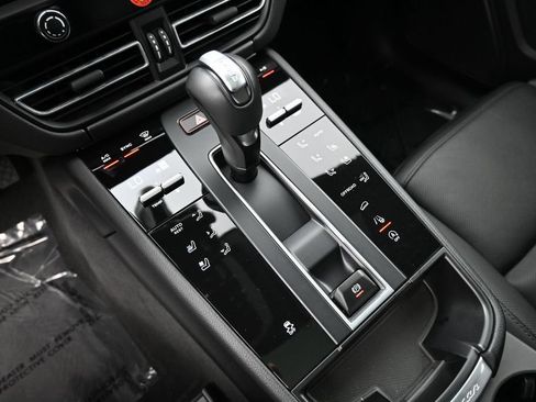 Certified 2026 Porsche Macan AWD/4WD image 23