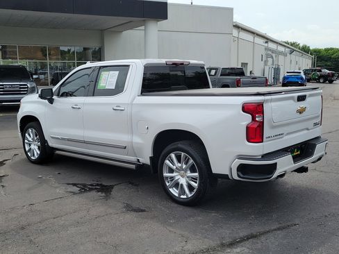 Used 2023 Chevrolet Silverado 1500 High Country w/ High Country Premium Package AWD/4WD image 3