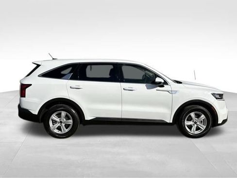 Used 2023 Kia Sorento LX image 9