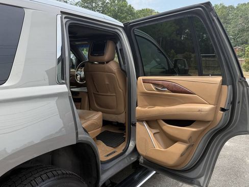 Used 2017 Cadillac Escalade Platinum AWD/4WD image 16