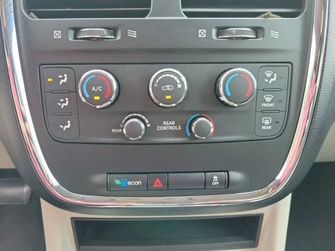 Used 2012 Dodge Grand Caravan SXT FWD image 14