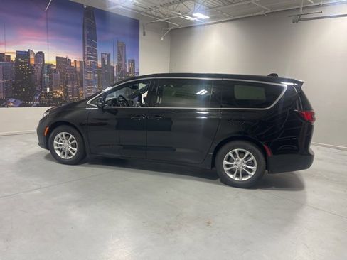 New 2026 Chrysler Pacifica Select image 4