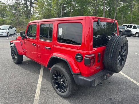 Used 2025 Jeep Wrangler Unlimited Sahara w/ Safety Group AWD/4WD image 9