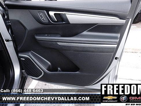 Used 2025 Buick Enclave Preferred image 32