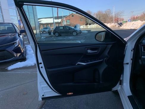 Used 2016 Toyota Camry SE image 11