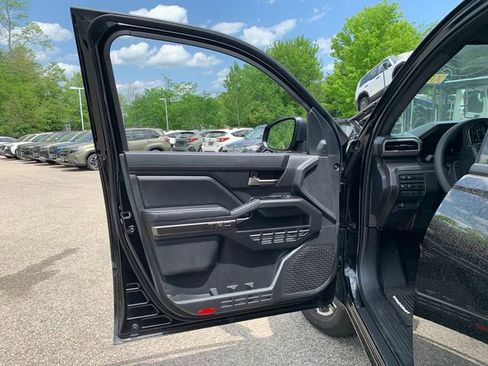 Used 2025 Toyota Tacoma TRD Sport AWD/4WD image 17
