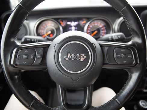 Used 2022 Jeep Gladiator Willys image 12