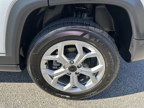 Used 2025 Jeep Compass Latitude image 19