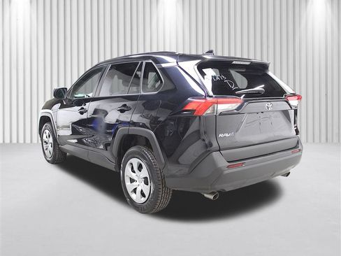 Used 2021 Toyota RAV4 LE AWD/4WD image 5