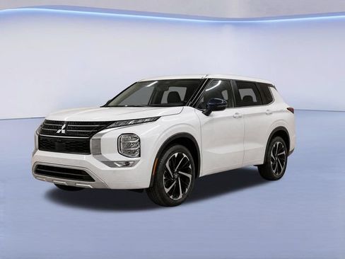 Used 2024 Mitsubishi Outlander SE Black Edition FWD image 3