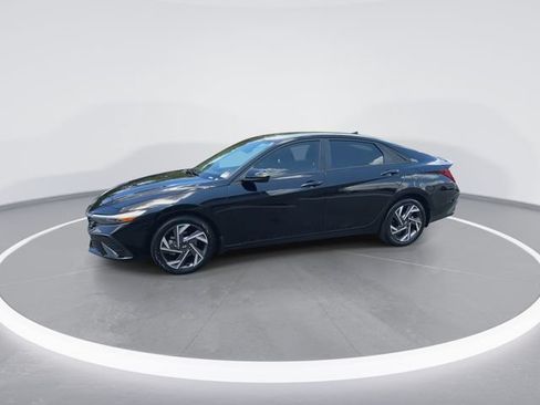 Certified 2025 Hyundai Elantra SEL FWD image 4