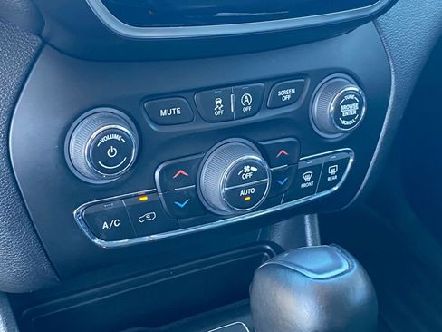 Used 2021 Jeep Cherokee Limited image 24