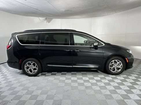 Used 2023 Chrysler Pacifica Limited FWD image 9