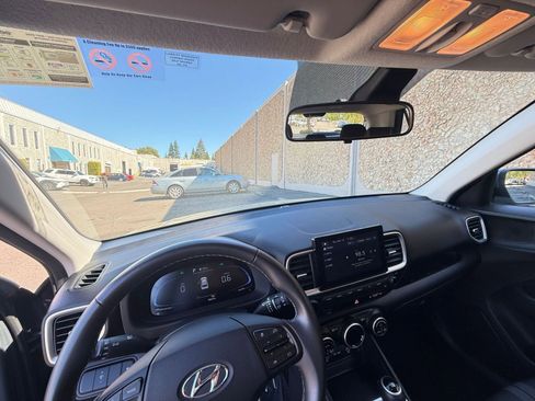 Used 2025 Hyundai Venue SEL image 35