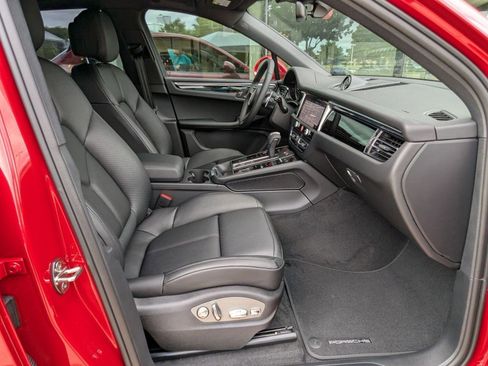 Certified 2025 Porsche Macan image 25