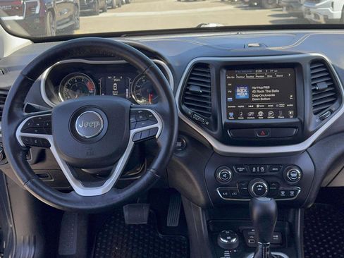 Used 2018 Jeep Cherokee Latitude Plus w/ Cold Weather Group AWD/4WD image 14