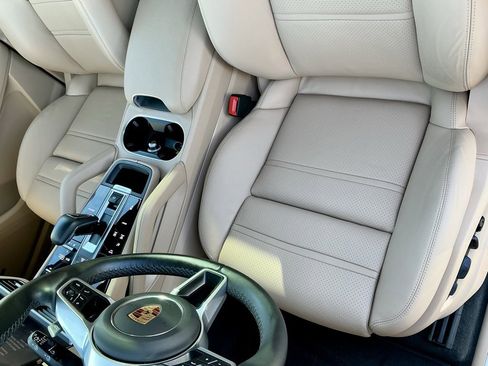 Used 2022 Porsche Cayenne Platinum Edition image 43