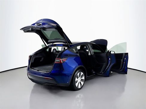 Used 2022 Tesla Model Y Long Range image 37