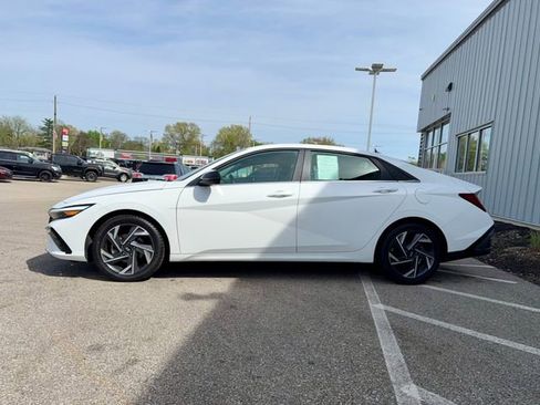 Used 2025 Hyundai Elantra Limited FWD image 4