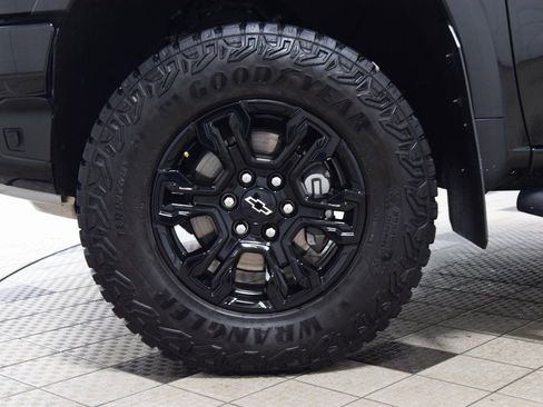 Used 2025 Chevrolet Silverado 1500 ZR2 w/ Technology Package image 28