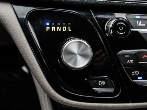 Used 2023 Chrysler Pacifica Limited FWD image 31