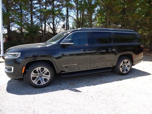 Used 2024 Jeep Wagoneer L Series II w/ Flexible Seating Group AWD/4WD image 1