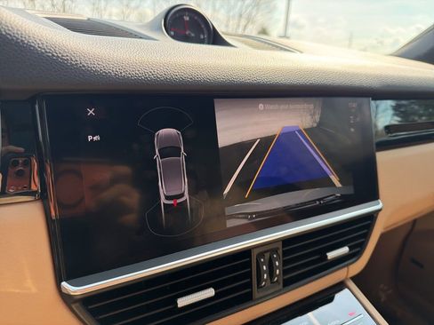 Used 2022 Porsche Cayenne Platinum Edition image 30