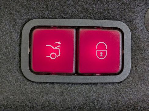 Used 2020 Mercedes-Benz C 300 4MATIC Sedan image 32